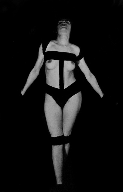 Man Ray (1929): Nude woman bondage